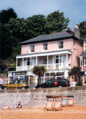 Bed and breakfast accommodation right on the seafront