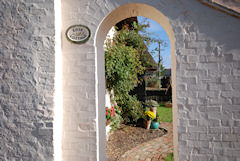 Rose Cottage, Roud, Isle of Wight. Thatched country cottage with swimming pool