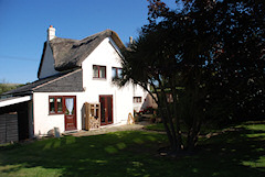 Thatched country cottage with swimming pool, Rose Cottage, Roud, Isle of Wight